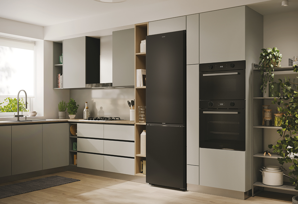 Απεικονίζεται το ψυγείο σε κουζίνα.